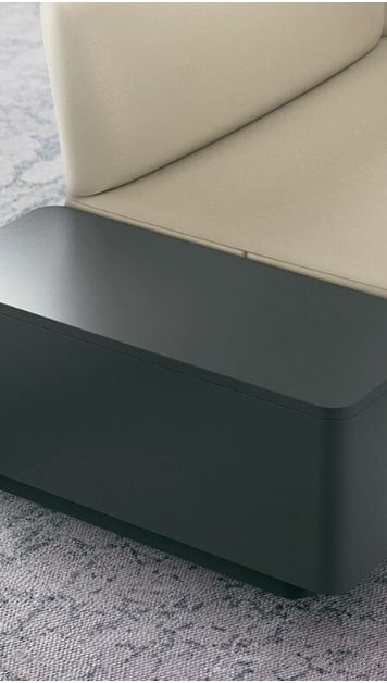 Polstermodul mit dunkelgrünem Sockel auf Teppich