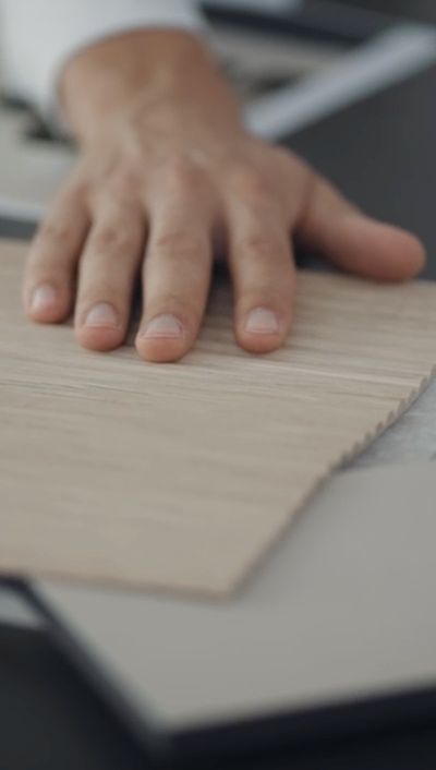 Hand auf einem Furniermuster bei der Planung
