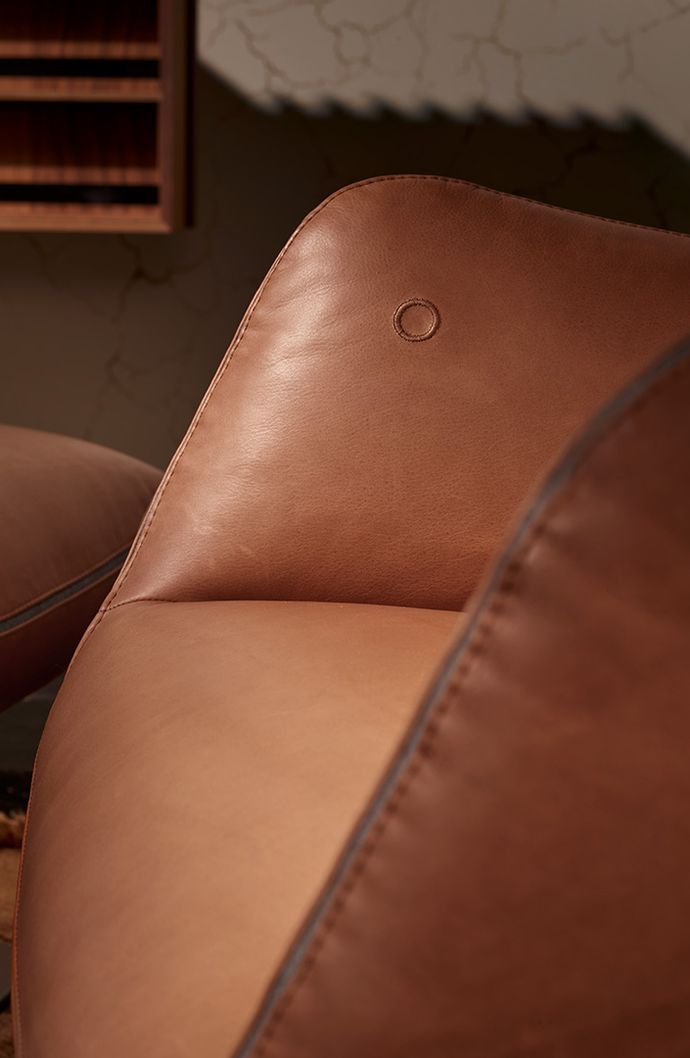Detail eines Ledersessels in Cognac