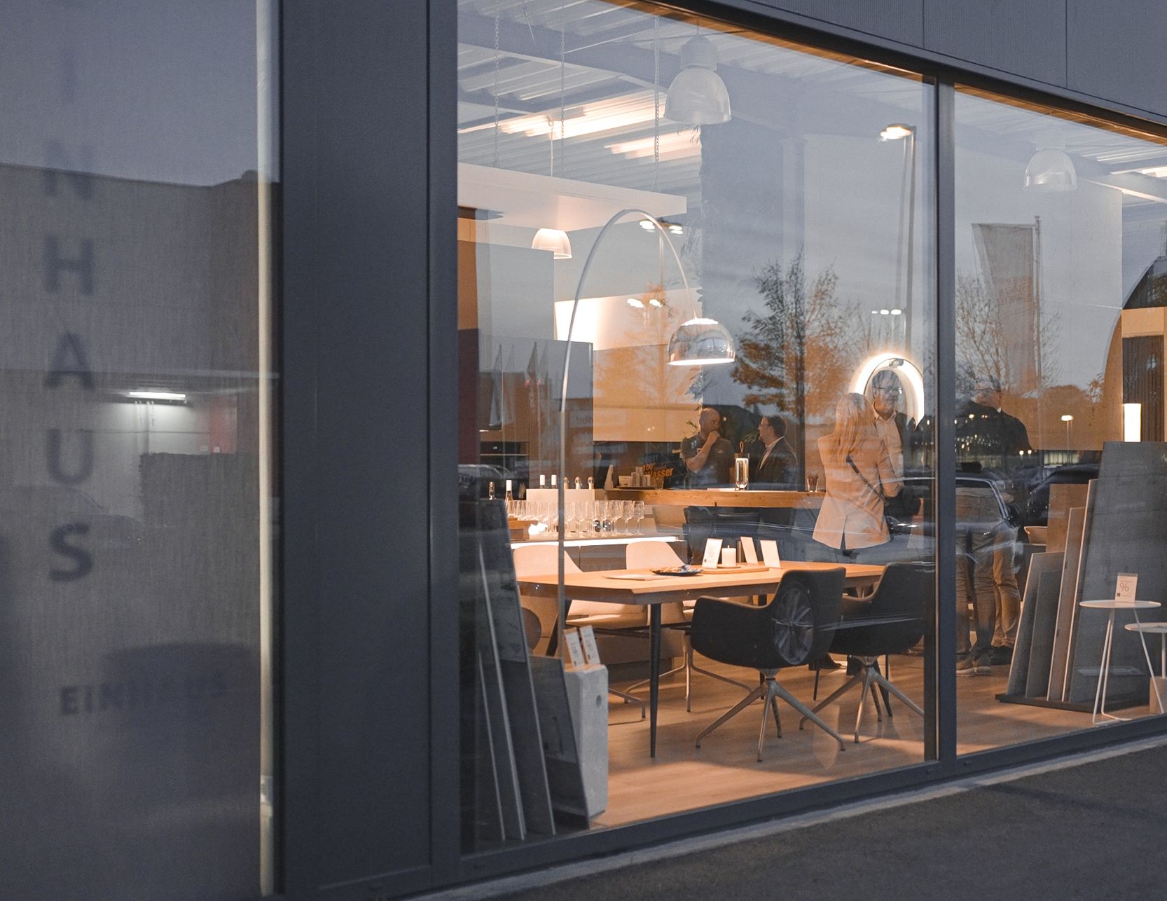 Blick durch die Glasfront in den raumanzug-Showroom